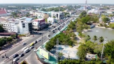 MAEKLONG, THAILAND - 15 ARALIK 2019: Nehir ve demiryolu pazarı ile Maeklong şehir manzarasının inanılmaz hava manzarası