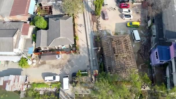 MAEKLONG, TAILANDIA - 15 DE DICIEMBRE DE 2019: Increíble vista aérea del paisaje urbano de Maeklong con el mercado fluvial y ferroviario — Vídeo de stock