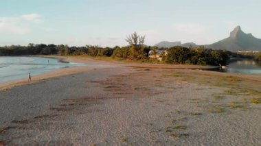 Mauritius 'un Flic En Flac Beach' ten gün batımındaki hava görüntüsü.