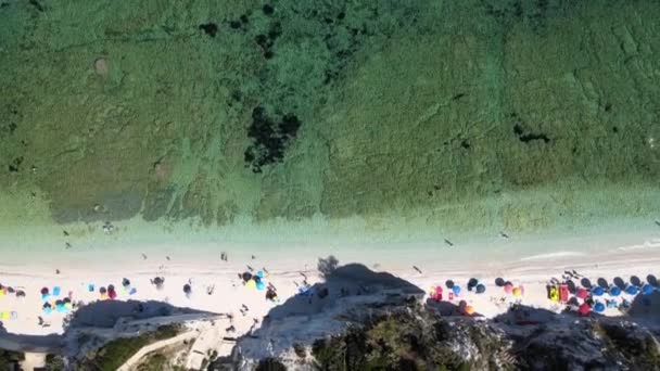 Insel Elba, Italien. Erstaunliche Luftaufnahme von der Drohne des Strandes Capo Bianco bei Portoferraio — Stockvideo