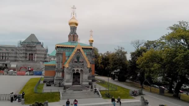 Darmstadt Orthodoxe Kerk in het zomerseizoen, Duitsland. Uitzicht vanaf drone — Stockvideo