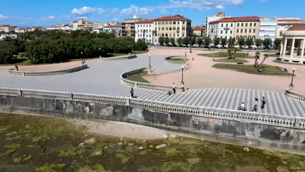 Erstaunliche Luftaufnahme von Livorno und Mascagni Terrace, berühmte Stadt der Toskana — Stockvideo