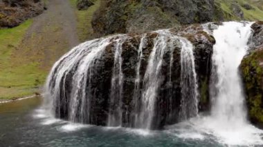 Stjornarfoss Şelaleleri yaz mevsiminde, inanılmaz hava manzarası
