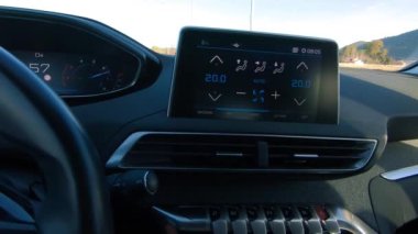 Modern bir arabayla kırsal alanda araba sürmek, içeriden manzara...