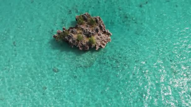 Uçan İHA 'dan Kristal Kaya' nın inanılmaz hava görüntüsü, Mauritius. Yavaş çekim — Stok video
