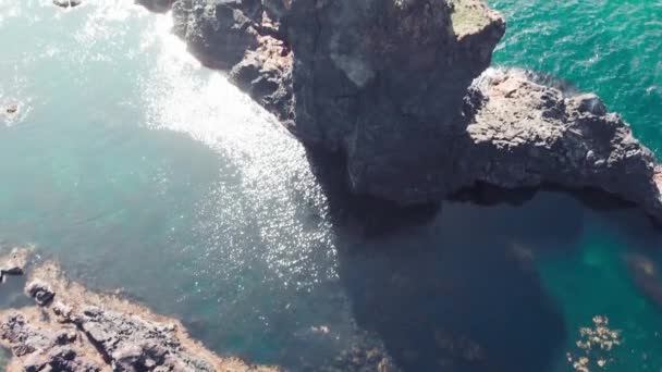 Djupalons en dur kust in IJsland. Geweldig uitzicht op de drone in het zomerseizoen — Stockvideo