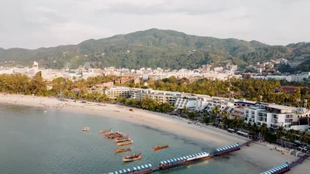 Atemberaubende Luftaufnahme des Patong Beach und der Stadt Phuket bei Sonnenuntergang, Thailand — Stockvideo