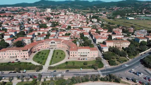 Increíble vista aérea de la costa de Livorno, Toscana. Movimiento lento — Vídeos de Stock