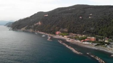 Chiavari, Liguria, İtalyan sahil şeridi. Sonbaharda şehir manzarasının hava görüntüsü