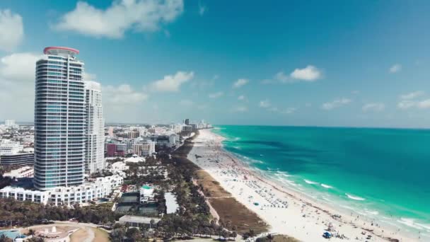 在阳光明媚的日子里，从无人驾驶飞机上俯瞰迈阿密海滩海岸线，动作缓慢，令人惊奇 — 图库视频影像