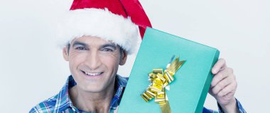 Beyaz arka plan üzerinde izole Noel hediye ile mutlu adam.