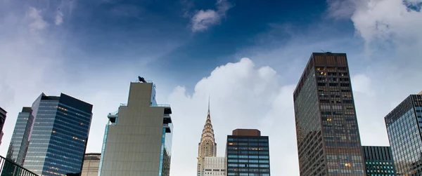 ニューヨークの夕日のスカイライン ミッドタウン マンハッタンの屋上からの空撮 — ストック写真