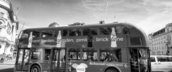 London Czerwiec 2015 Double Decker Bus Jest Słynną Atrakcją Turystyczną — Zdjęcie stockowe