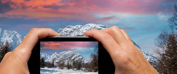 Man Vrouw Hand Vastleggen Van Alpin Winterlandschap Met Smartphone — Stockfoto