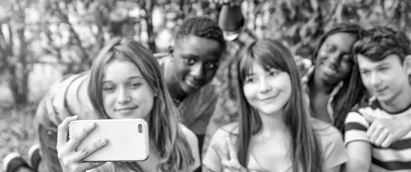 Gruppo Adolescenti Con Nazionalità Miste Che Fanno Selfie Giardino Focus — Foto Stock