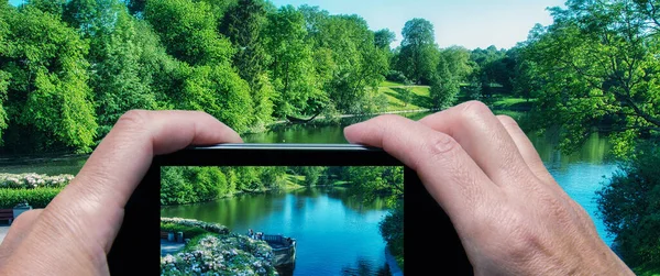 Man Vrouw Hand Vastleggen Prachtige Stadspark Met Smartphone — Stockfoto