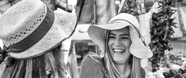 Casal Meninas Escolhendo Frutas Mercado — Fotografia de Stock