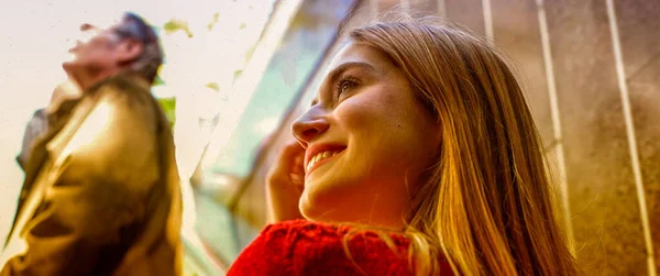 Donna Che Lascia Stazione Della Metropolitana — Foto Stock