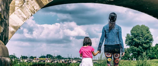 Anne Kızı Bir Eski Köprünün Altında Yürüyüş — Stok fotoğraf