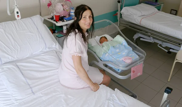 Mujer Con Bebé Recién Nacido Los Primeros Días Vida Felicidad — Foto de Stock