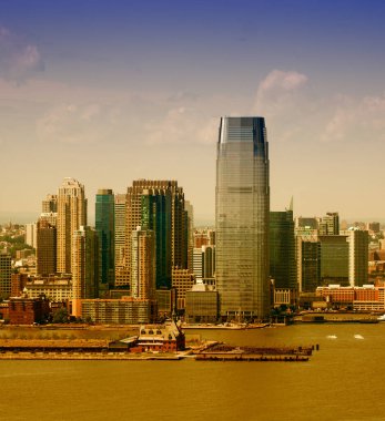 Güneşli bir günde Jersey City 'nin helikopter manzarası.