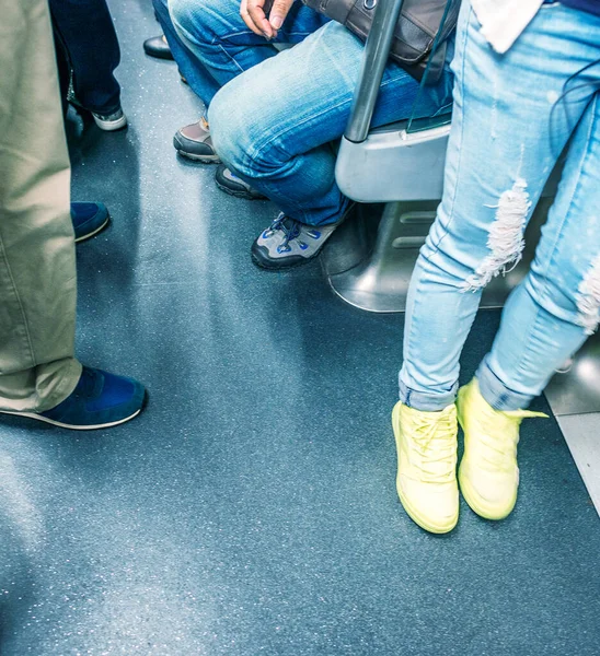 Nsanlar Bacaklar Ayaklar Metro Treninin Bulanık Görünüm Içinde — Stok fotoğraf