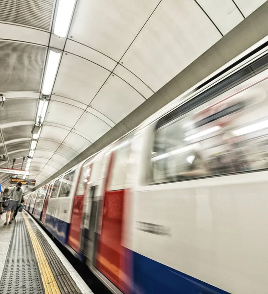 London Subway Train Leaving Station — Stock Photo, Image