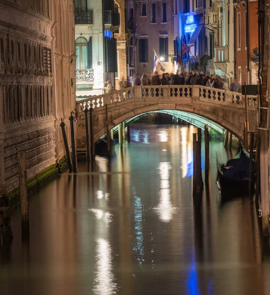 ヴェネツィアで有名なため息の橋 美しい夜景 — ストック写真