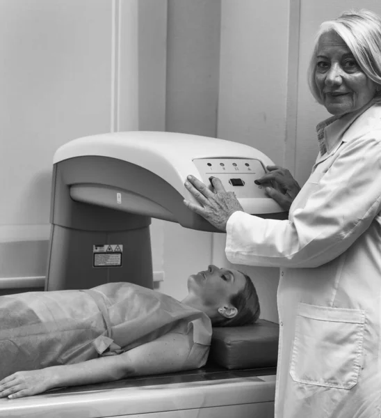 Médica Especialista Com Paciente Hospital — Fotografia de Stock