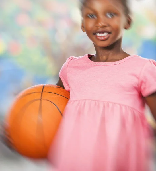 Glad Afrikansk Skolflicka Som Spelar Basket Skolan — Stockfoto