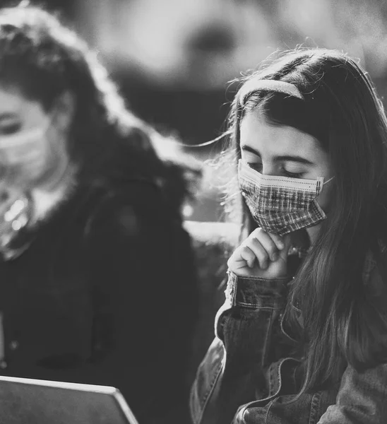 Két Fiatal Lány Ült Egy Padon Városi Parkban Maszkot Viseltek — Stock Fotó