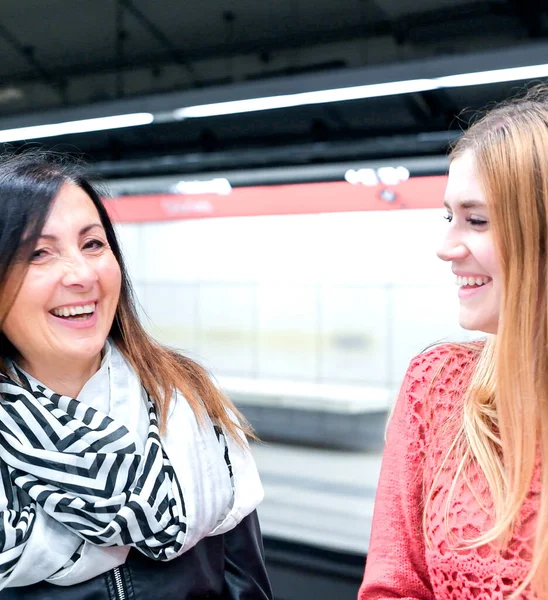 Par Amigas Hablando Estación Metro — Foto de Stock