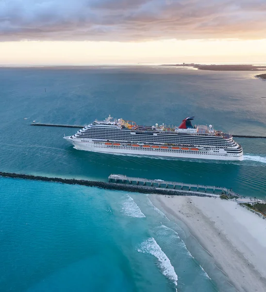 Cruiseschip Verlaat Miami Port Bij Zonsondergang Verbazingwekkend Uitzicht Vanuit Helikopter — Stockfoto