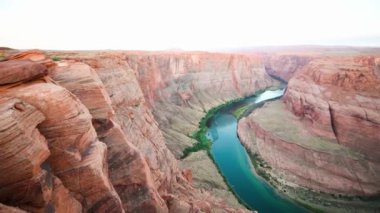 Amerika 'da yaz mevsiminde Horseshoe Bend' in inanılmaz hava manzarası.