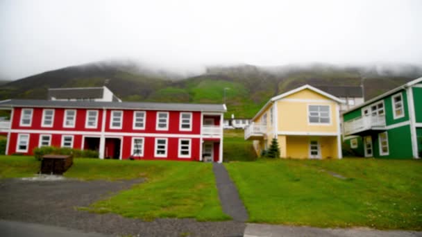 Vista borrosa de las coloridas casas en el campo en un día nublado. Movimiento lento — Vídeos de Stock