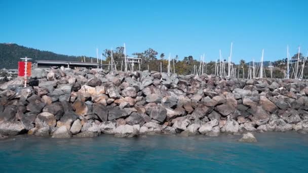 Schöner Hafen von Airlie Beach, von einem fahrenden Boot aus gesehen, Queensland, Australien. Zeitlupe — Stockvideo