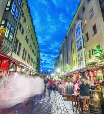 DRESDEN - Temmuz 2016: Geceleri turist ve restoranlarla dolu şehir sokakları. Dresden, Saksonya 'da ünlü bir atılımdır..
