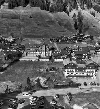 Kışın Sappada Vadisi 'nin güzel manzarası, İtalyan dolomitlerinin hava manzarası..