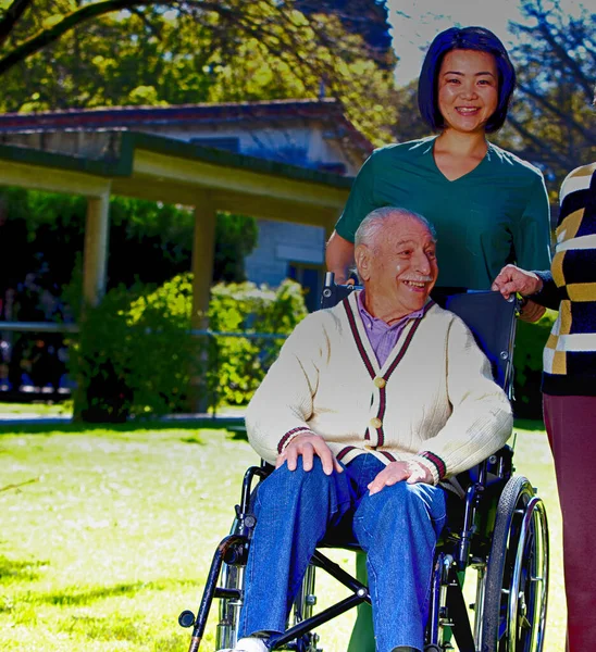 Oudere Mensen Rehab Faciliteit Tuin Met Verpleegkundige — Stockfoto