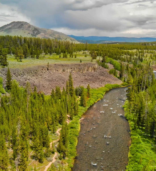 Sorvolando Bellissimo Fiume Yellowstone Con Paesaggio Montano Wyoming — Foto Stock