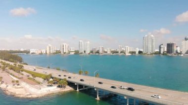 Güneşli bir günde Rickenbacker Causeway ve Downtown Miami 'nin hava aracı görüntüsü
