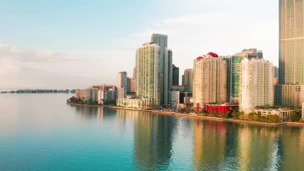 Vista aérea incrível drone do centro de Miami e Brickell Key ao amanhecer, Flórida — Vídeo de Stock