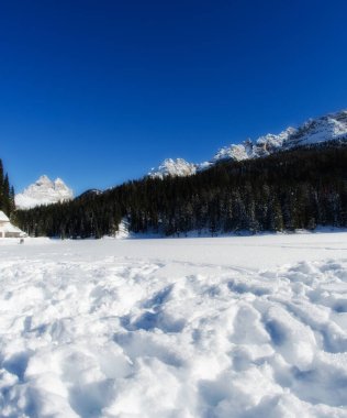 İtalya 'da kış mevsimi boyunca Dolomites Dağlarının Karlı Manzaraları