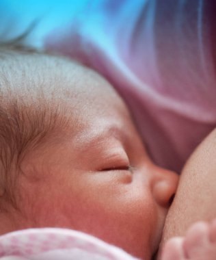 Yeni doğan bebek kız emme süt annesinin meme