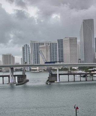 Güneşin doğuşuyla Miami 'nin güzel gökdelenleri.