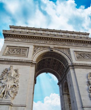 Paris, Fransa 'da Gökyüzü Renkleri Zafer Yayı Üzerine