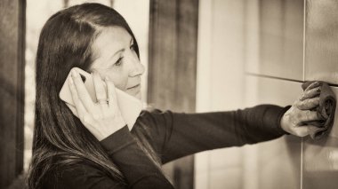 Ev mobilyalarını temizleyen kadın. Coronavirus önleme tedbirleri.