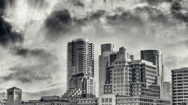 San Francisco şehir merkezi gün batımında ufuk çizgisi.