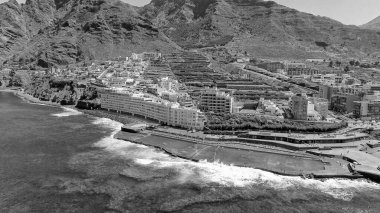 Tenerife, Kanarya Adaları 'ndaki Bajamar Havuzlarının güzel hava manzarası.