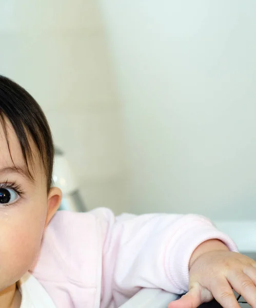 Ano Bebê Menina Tentando Usar Seu Netbook Itália — Fotografia de Stock